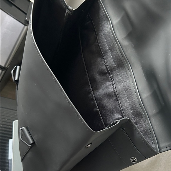 💼 Sleek & modern RAINS backpack in matte black! - Picture 7 of 11